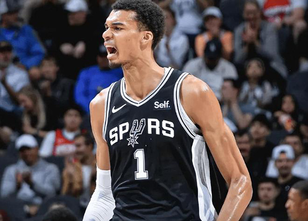 马刺新赛季崛起：文班引领创队史最佳开局