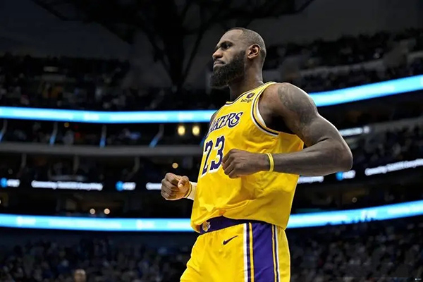 詹姆斯与湖人矛盾曝光：晒浓眉球衣引离队猜想