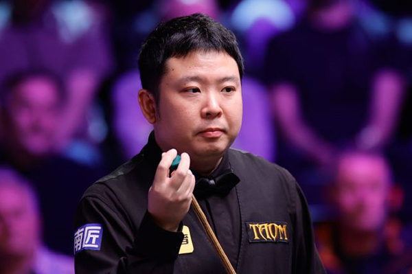 北京时间12月2日凌晨，2025斯诺克英锦赛正赛首轮继续在英国约克进行。一场焦点对决中，中国选手张安达在3-5落后的绝境下连救两个赛点，最终以6-5逆转15号种子加里·威尔逊，惊险闯入16强；1/8决赛他将与同胞赵心童上演“中国德比”。 比赛进程：五度平分，决胜局才见生死 开局互探：威尔逊打出单杆58分先声夺人，张安达随即回敬单杆87分、73分，以2-1反超。 中场胶着：第四局威尔逊多次上手扳平比分；休息归来他又凭借单杆52分、65分、91分，一度5-3拿到赛点。 绝境反击：背水一战的张安达先以83-35挽救一个赛点，第10局再轰单杆77分，5-5把比赛拖入决胜局。 决胜时刻：第11局两人均谨慎防守，威尔逊长台失准留下破绽，张安达上手打出单杆56分，最终以65-15锁定胜局，完成6-5绝杀。 数据盘点 张安达：全场3杆50+（87、73、77），1杆制胜，防守成功率78%。 加里·威尔逊：4杆50+（58、52、65、91），进攻火力略占优，但关键局失误致命。 赛后声音 张安达坦言：“3-5落后时我没想太多，只想把每一杆防守做好。最后能赢下来有些运气，但也证明坚持是有回报的。”谈到下轮与赵心童的“内战”，他希望“两人都能发挥出最好水平，为观众奉献精彩比赛”。 下一轮对阵 张安达 vs 赵心童（16进8，时间待定）。随着这场胜利，本届英锦赛已有斯佳辉、吴宜泽、庞俊旭、<a href=/tiyumf/dingjunhui/ target=_blank class=infotextkey>丁俊晖</a>、赵心童、张安达共6名中国选手跻身16强，刷新历史最佳战绩。