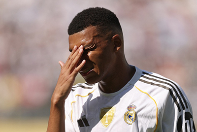 <a href=/qiuxingmf/zuqiumf/119.html target=_blank class=infotextkey>梅西</a>已揽4金球+3<a href=/zuqiumf/ouguan/ target=_blank class=infotextkey>欧冠</a>，C罗1金球+1欧冠，同龄姆巴佩仍0金球0欧冠