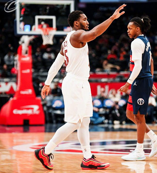 末节狂轰45分逆转!米切尔48分封神 骑士13连胜<a href=/lanqiumf/wizards/ target=_blank class=infotextkey>奇才</a>