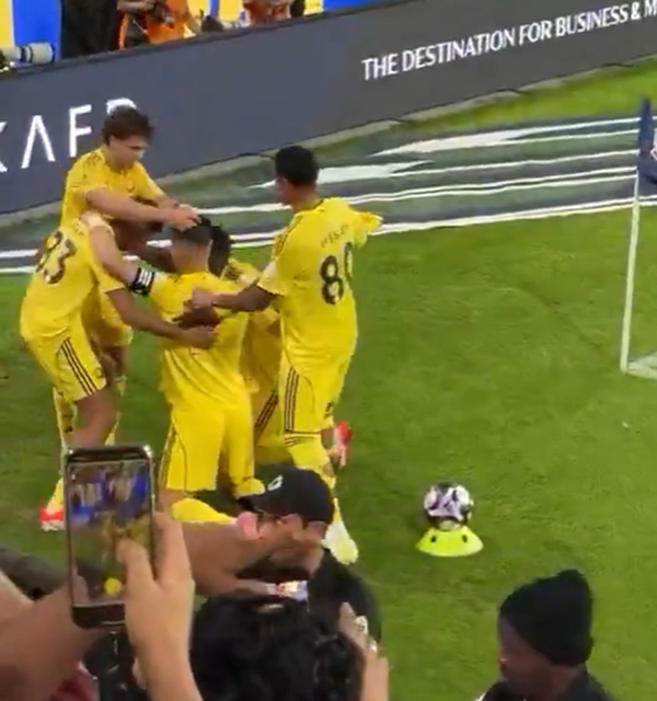 绝杀瞬间！<a href=/qiuxingmf/zuqiumf/122.html target=_blank class=infotextkey>菲利克斯</a>给C罗戴上“胜利信物”，C罗跳舞回应嗨爆！