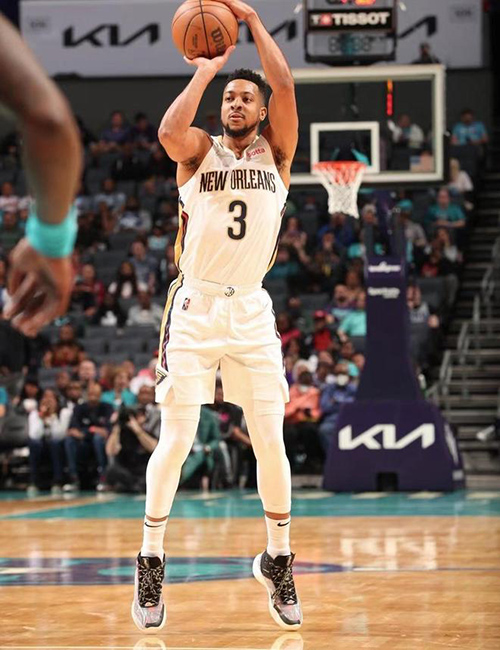 麦科勒姆稳定输出难掩处境尴尬 重建球队中的坚守与期待